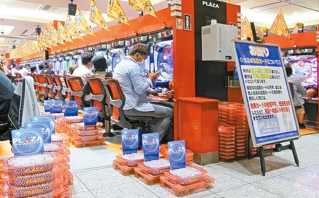 日式彈珠機大多設有大屏幕展示動畫，與老虎機玩法相似，添設更多抽獎元素。