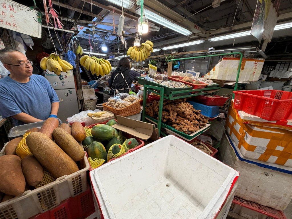 長沙灣保安道街市蔬果檔負責人黎先生表示,受網購風氣及北上熱潮影響,近數月生薑、蒜頭、木瓜等蔬果銷量不斷下跌,經營環境日益惡劣 長沙灣保安道街市蔬果檔負責人黎先生表示,受網購風氣及北上熱潮影響,近數月生薑、蒜頭、木瓜等蔬果銷量不斷下跌,經營環境日益惡劣