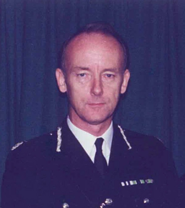 曾任香港皇家警察部隊的歐敏治，1997年退休，此前服務香港皇家警察達34年，並曾於1994年晉升為高級助理警務處長。