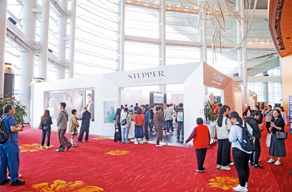第三十三屆香港國際眼鏡展上周三（十一月五日）正式開幕，展廳內有不少業內人士參觀及試戴眼鏡。