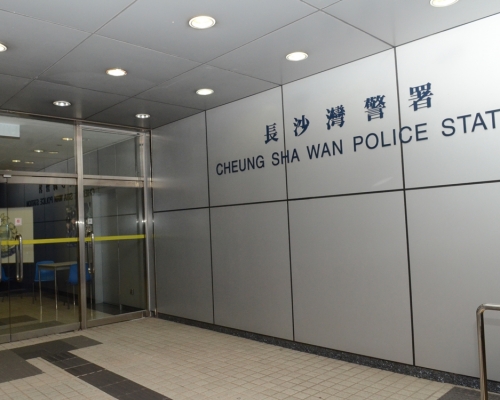 昨日11時29分，鄭曦琳於長沙灣警署被捕。經警誡後，被捕人承認透個個人社交平台帳號發布「起底」帖文。案件交由港島總區重案組第2A隊接手調查。