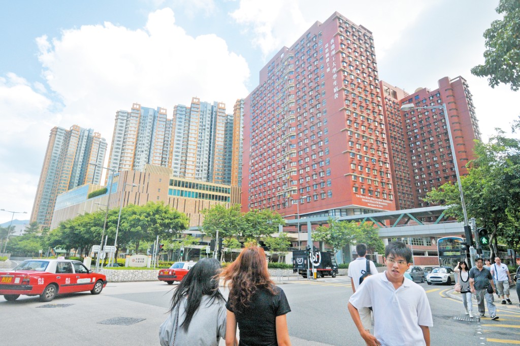 高力研究報告,目前本港宿位只有不足五萬個;預計至二八年,短缺將擴大到十二萬個。 高力研究報告,目前本港宿位只有不足五萬個;預計至二八年,短缺將擴大到十二萬個。