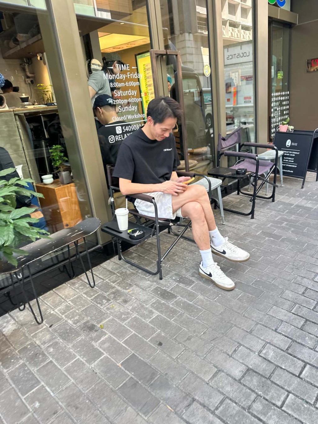 吳若希忙於日夜開工,老公Alex因冇王管,而落得清閒走去歎咖啡,還睇手機睇到笑騎騎,相當爽歪歪。 吳若希忙於日夜開工,老公Alex因冇王管,而落得清閒走去歎咖啡,還睇手機睇到笑騎騎,相當爽歪歪。
