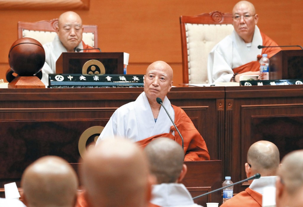 雪靖大師因假學歷及私生女的指控，辭掉曹溪宗總務院長之職務。