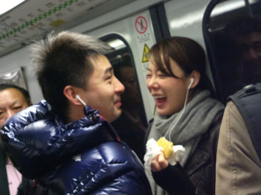 Eline與男友迫地鐵時，在車廂內一起聽歌及分享一個麵包外，還不時細聲說大聲笑，儼如小情侶般十分黐纏。