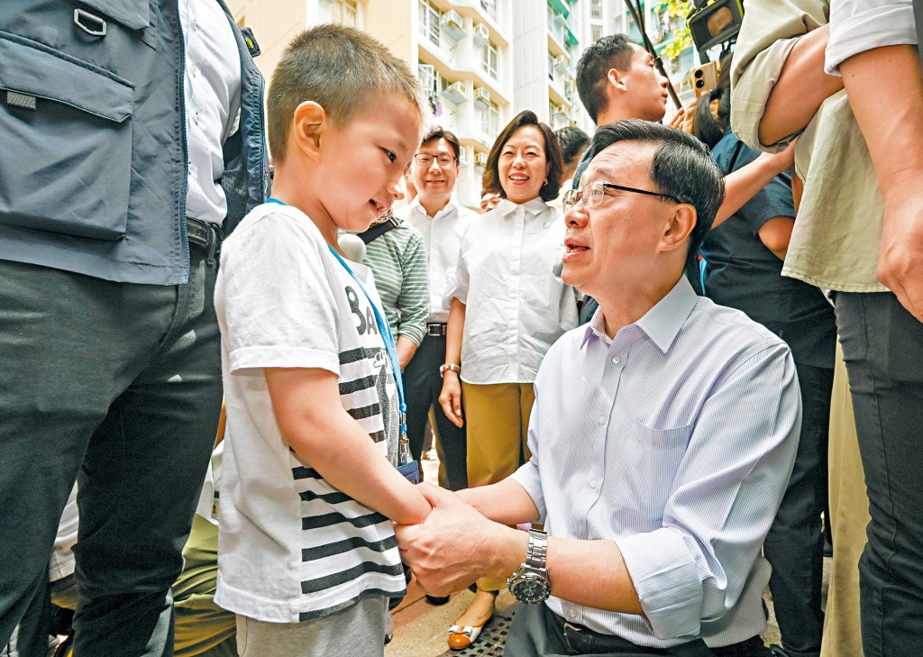 李家超關注民生所需，多次落區與市民直接溝通。