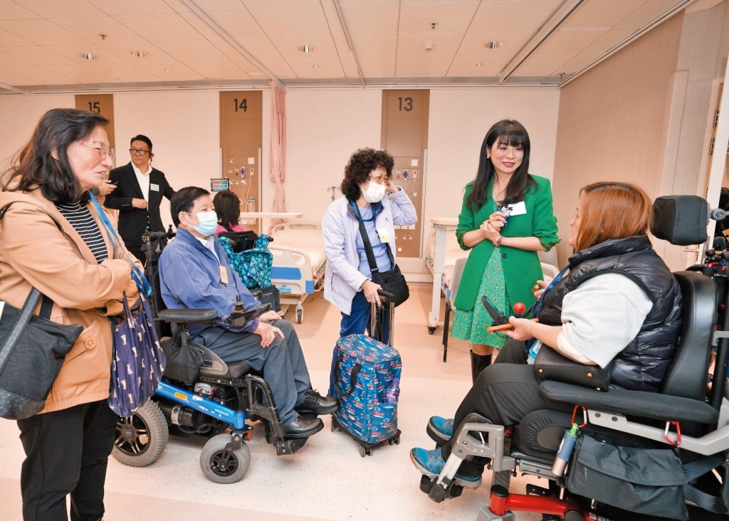 多個殘疾人士團體日前走訪元朗白沙村的啟德醫院模擬場景，與醫管局交流啟德新醫院的無障礙設計。