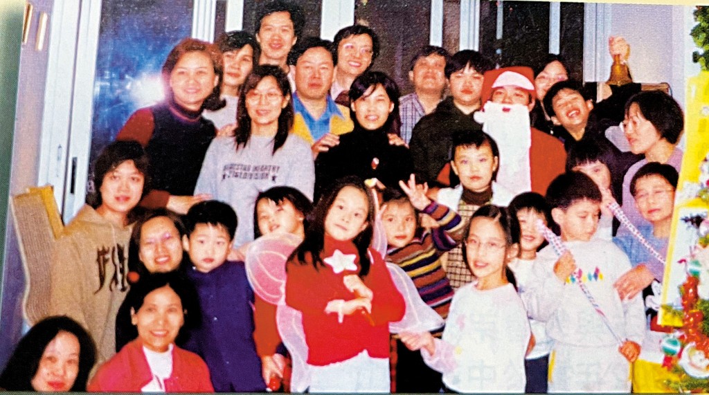 他在千禧年扮成「聖誕老人」和教會弟兄姊妹慶祝聖誕。 他在千禧年扮成「聖誕老人」和教會弟兄姊妹慶祝聖誕。