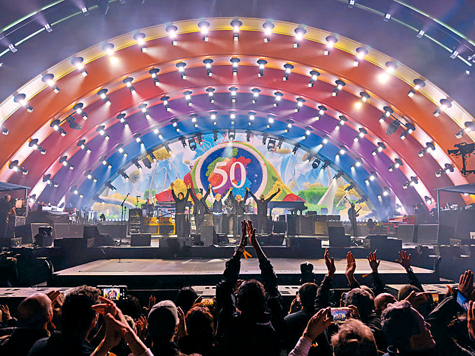 今年三月底，蘋果在加州總部Apple Park舉辦了一場盛大的慶祝活動，邀請前「披頭四」成員保羅·麥卡尼擔任壓軸演出嘉賓。