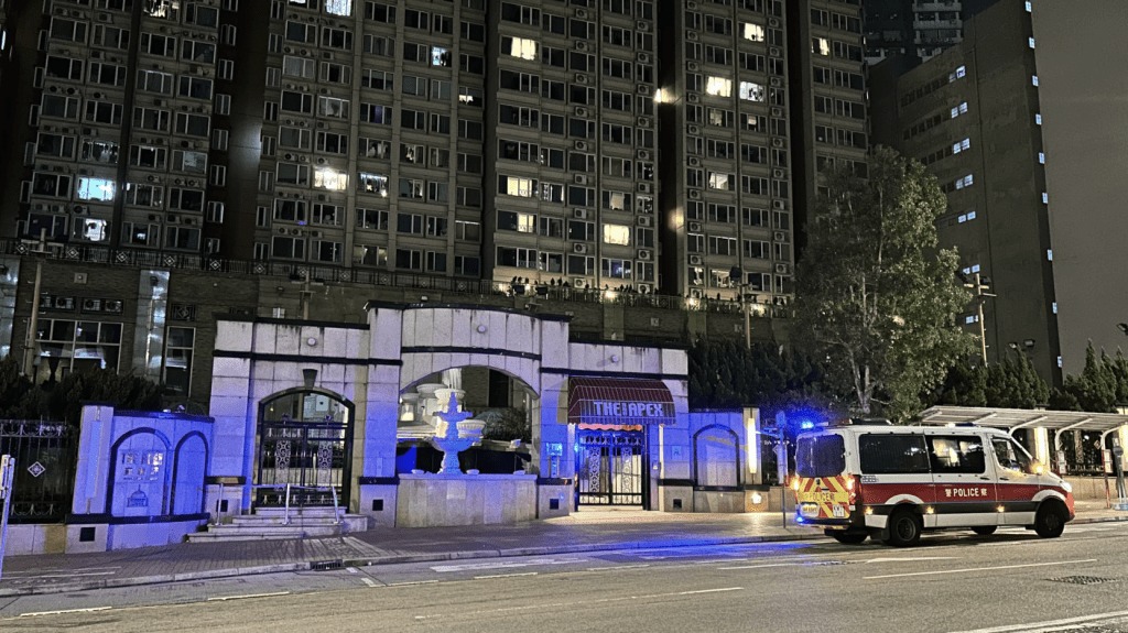 葵涌雍雅軒13歲男童網購煙霧彈，拔保險撞針湧煙霧棄走廊，遭警拘捕。