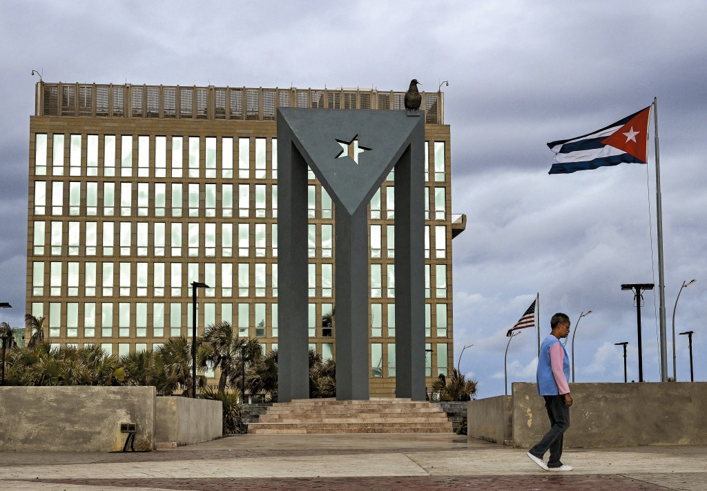 美國駐古巴大使館的非必要人員將會在五月之前撤離。 美國駐古巴大使館的非必要人員將會在五月之前撤離。