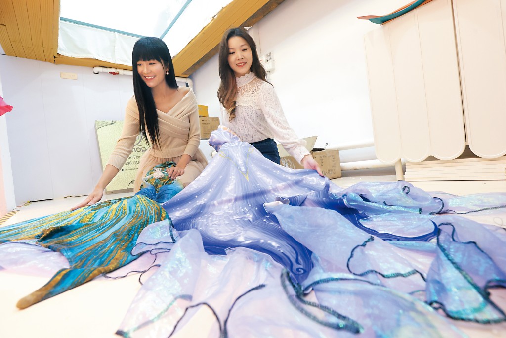 開設美人魚學校其中一項投資是要購入多款「魚尾」，一條魚尾的價格閒閒地都要幾千元。