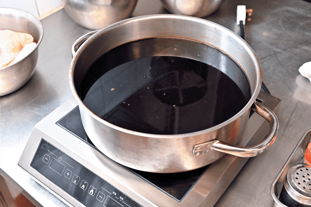 小貼士：浸雞醬汁煮滾及放涼後，注入玻璃樽冷藏可保存兩至三星期，可用來烹調不同肉饌燜煮雞翼或肉品。