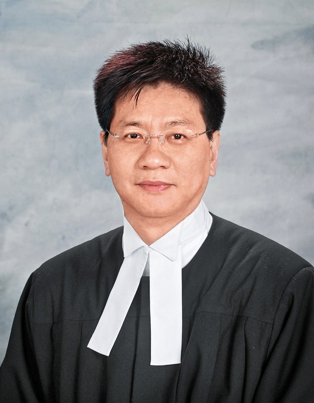 任法官期間,黃汝榮因穿着打扮時髦,經常穿收身窄腳褲,與其他法官的保守風裝束格格不入,在上級眼中並不受歡迎,但他從不在意這些。 任法官期間,黃汝榮因穿着打扮時髦,經常穿收身窄腳褲,與其他法官的保守風裝束格格不入,在上級眼中並不受歡迎,但他從不在意這些。