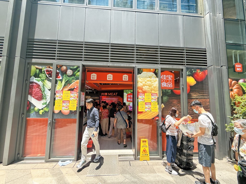 佳寶新店的行人道更為闊落，採光更光猛，貨品分類亦較以往清晰。