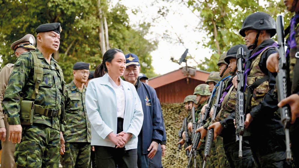 佩通坦為了挽回軍方支持,日前親赴泰柬邊境,會晤陸軍第二軍區司令布恩辛(左),並在他陪同下,視察部隊。 佩通坦為了挽回軍方支持,日前親赴泰柬邊境,會晤陸軍第二軍區司令布恩辛(左),並在他陪同下,視察部隊。