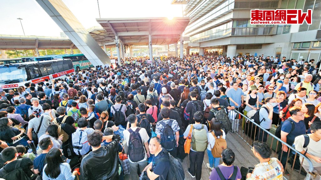 深圳灣口岸不時出現回港人潮，引發坊間不同人士要求廿四小時通關的訴求。