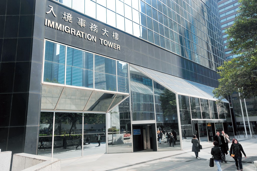 入境處縱火案發生於二〇〇〇年八月二日,造成兩死四十多人受傷。 入境處縱火案發生於二〇〇〇年八月二日,造成兩死四十多人受傷。