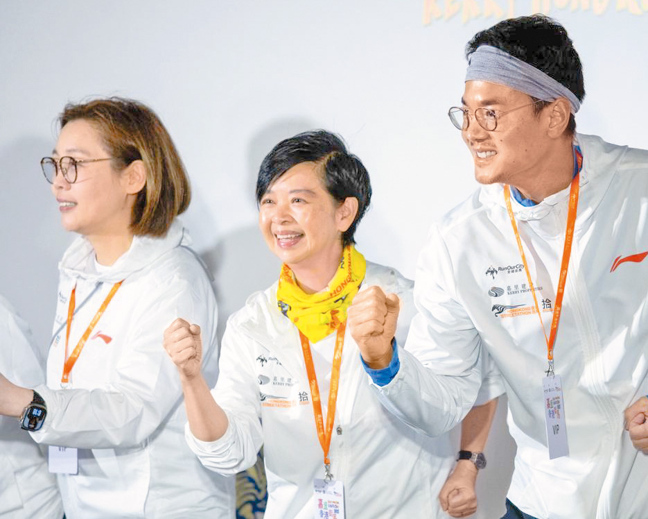 何永賢佩戴第一屆全城街馬的紀念圍巾，見證賽事十年間的變化。