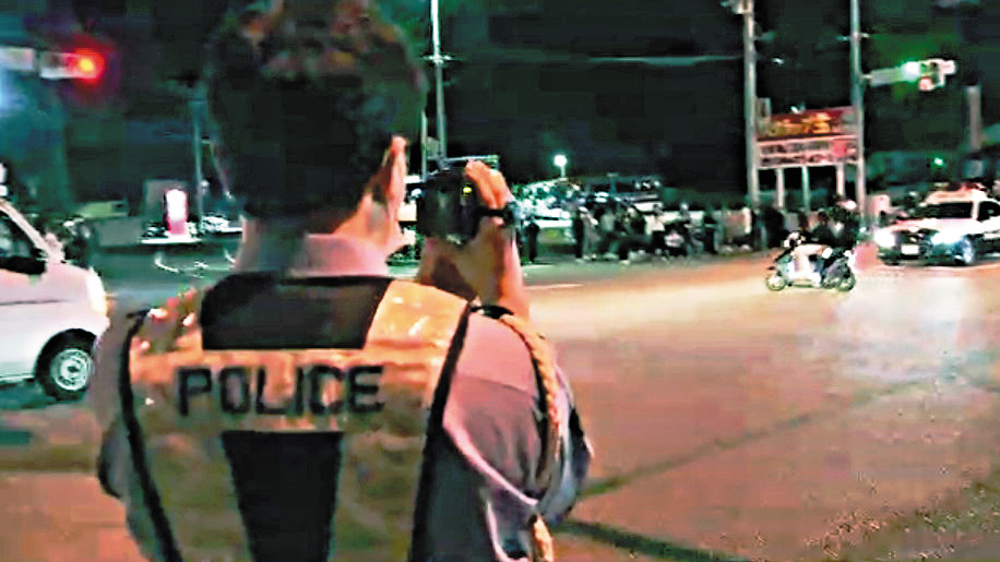 兩名暴走族少年踩着單車大肆噴灑滅火筒，警員起初只是拍攝監視，及後驅車追截導致車禍。