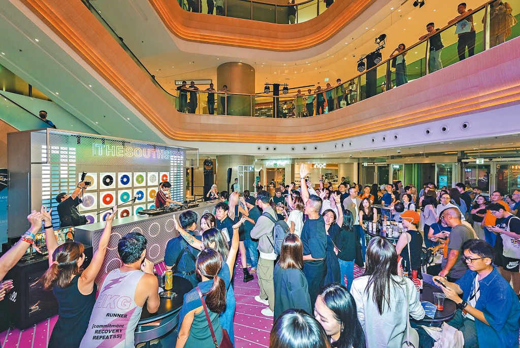 黃竹坑站SOUTHSIDE商場上月中有資深DJ黃志淙及Cantomania現場打碟和表演，令現場氣氛升溫。