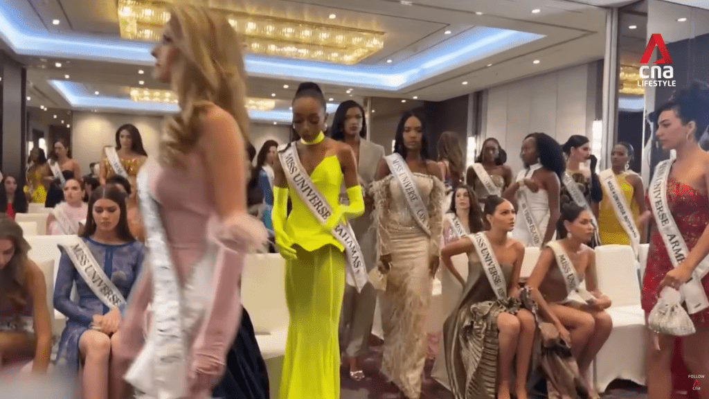 環球小姐比賽總監納瓦特辱罵墨西哥小姐「笨蛋」（dumbhead），引發數十名佳麗不滿拉隊離場。