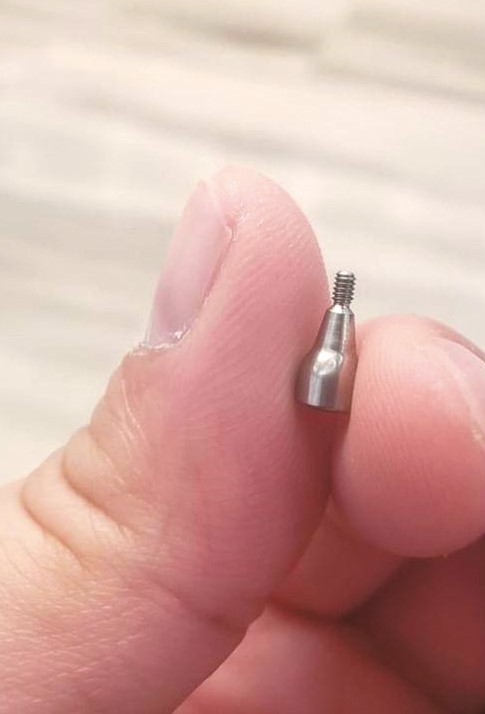 有網民曾稱赴內地種牙，但發現口內的螺絲脫落。