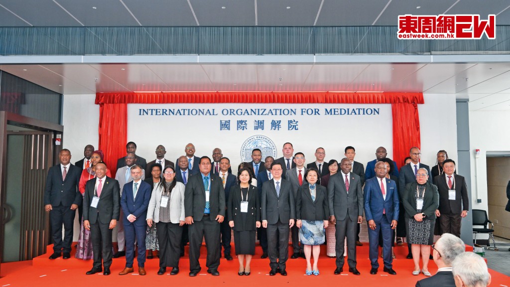 前律師司司長鄭若驊（前排右二），被獲任命為國際調解院理事會的首任秘書長。