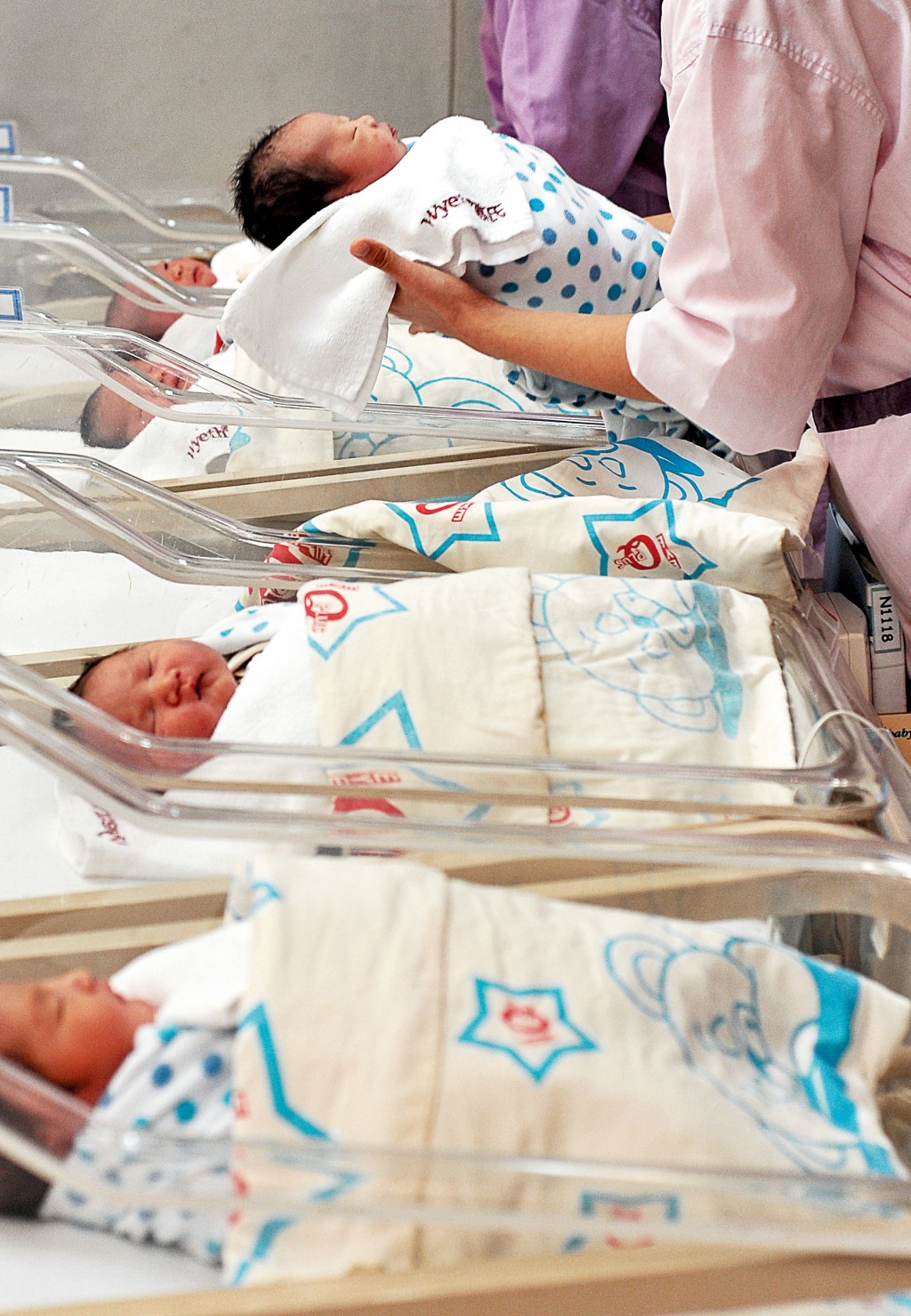 政府透過提供公營房屋的申請優惠，催谷港人生育。