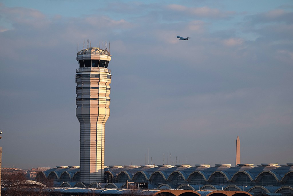 美國聯邦航空管理局初步調查發現，列根機場控制塔在意外發生時，未有按照正常標準安排人手。