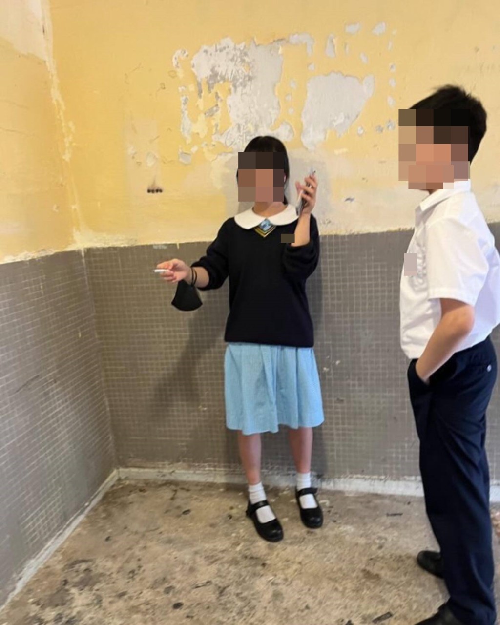 從另一圖片更可見香煙疑已點著、女學生疑在吸食香煙
