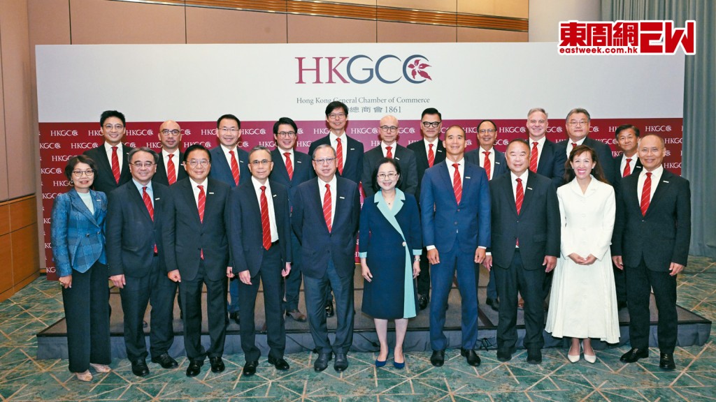 陳瑞娟（前排右五）相信，遷冊機制有助更多企業遷移來香港作總部。