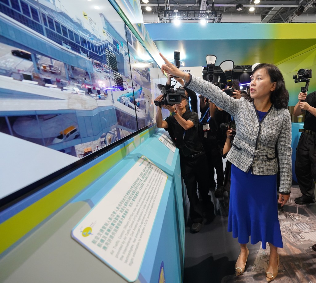 陳美寶到會場各個參展商攤位參觀。