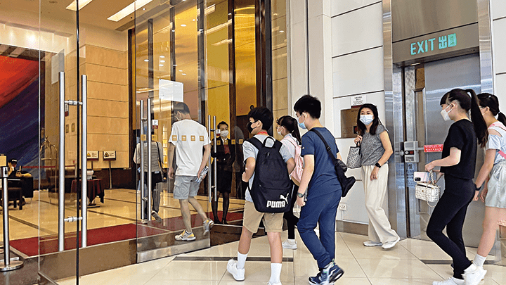不少屋苑要求住戶須拍卡才能入內，因而過去出現有人借同黨住戶證犯案。