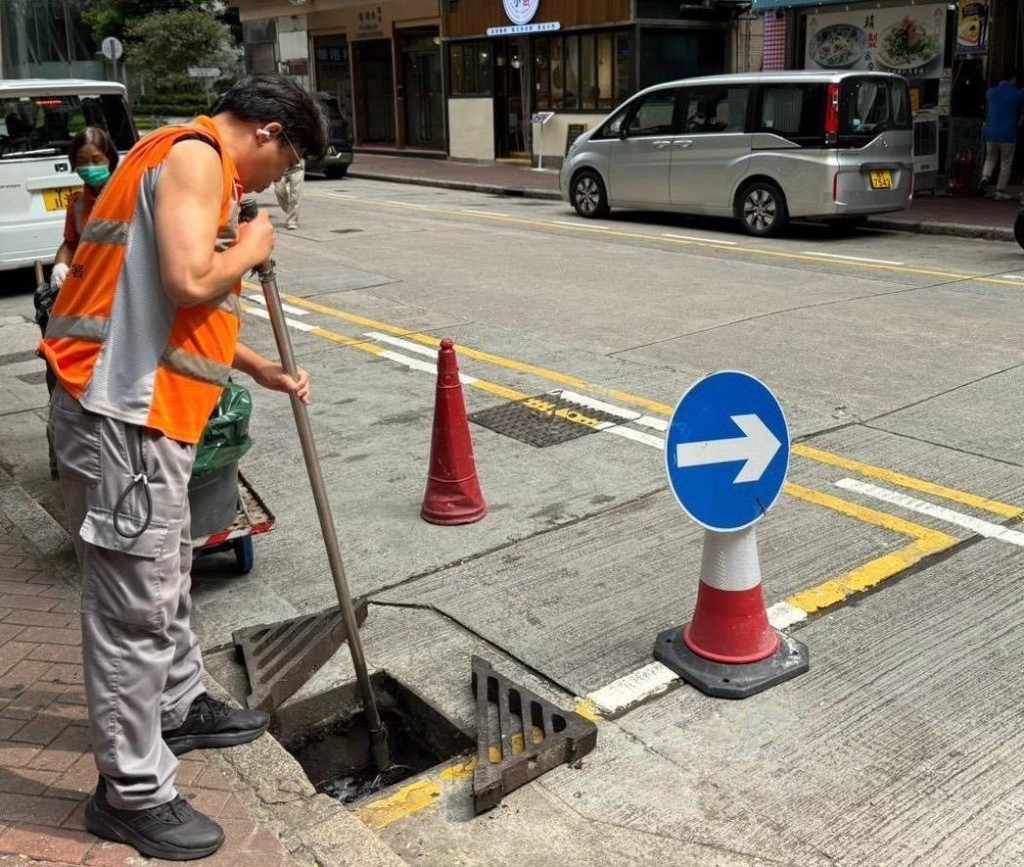 民政事務總署敦促工程承建商加緊留意及清理區內渠道,減低水浸風險 民政事務總署敦促工程承建商加緊留意及清理區內渠道,減低水浸風險
