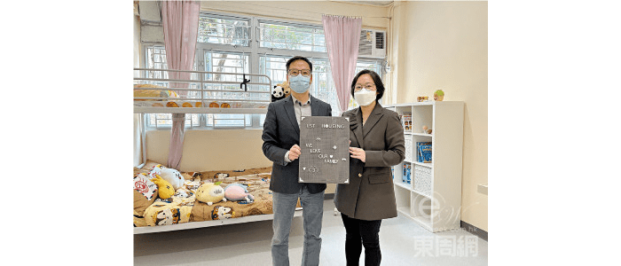 黃永雄與樂善堂總幹事劉愛詩女士到荃灣象山邨「樂屋」進行視察。 黃永雄與樂善堂總幹事劉愛詩女士到荃灣象山邨「樂屋」進行視察。