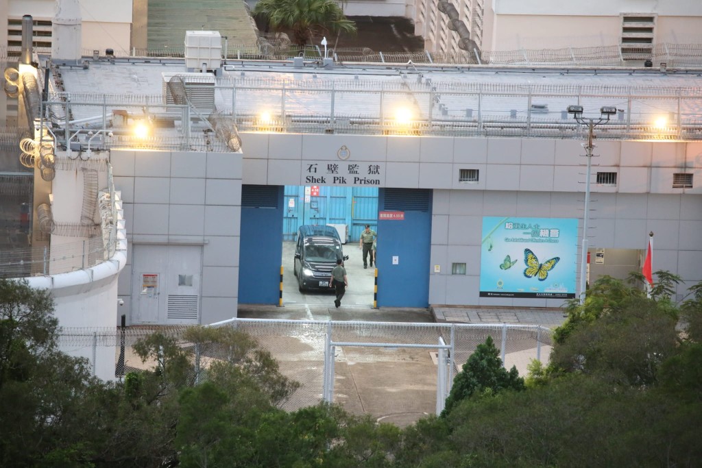 5時45分,三輛七人黑色私家車在石壁監獄魚貫駛出。 5時45分,三輛七人黑色私家車在石壁監獄魚貫駛出。