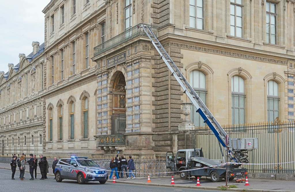 去年十月於開館時段，羅浮宮遭四名賊人利用簡單的升降設備破窗闖入館內展廳掠走八件法國皇冠珠寶。