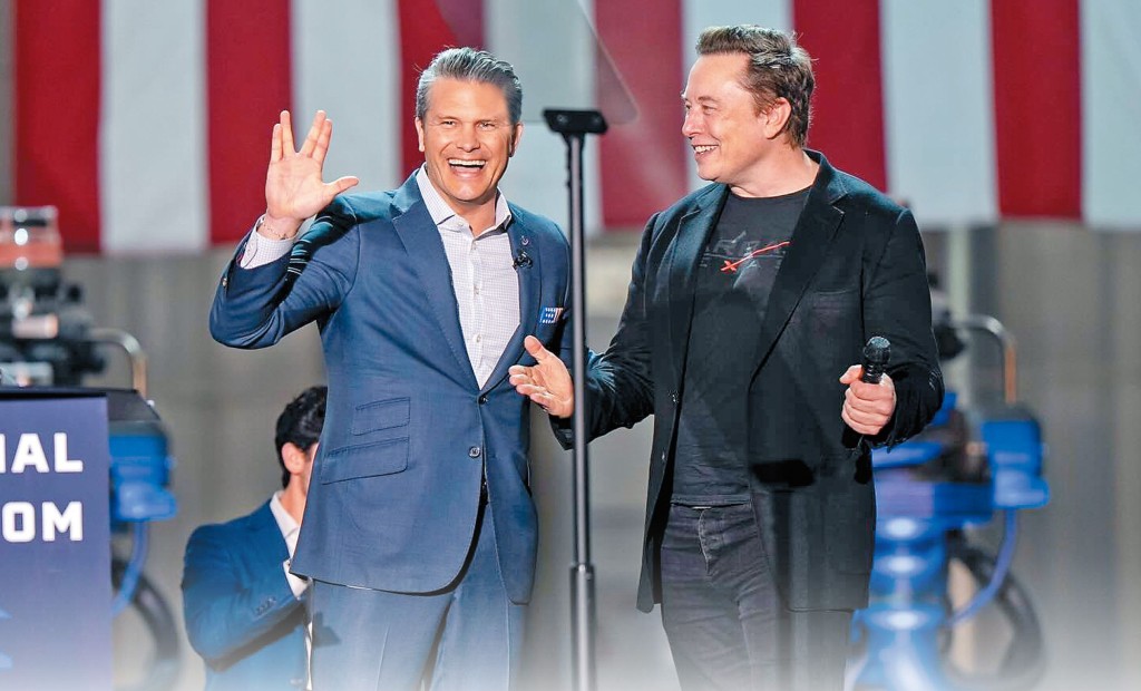 美國國防部長赫格塞斯（左）上周到訪 SpaceX基地，大讚馬斯克（右），並表明要確保軍事AI主導地位。