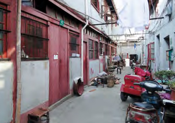 Eline原本與父母報住上海楊浦區一條巷弄內的破舊樓房（下圖），該巷弄現已被列入拆遷範圍，其舊居所亦早已人 去樓空。