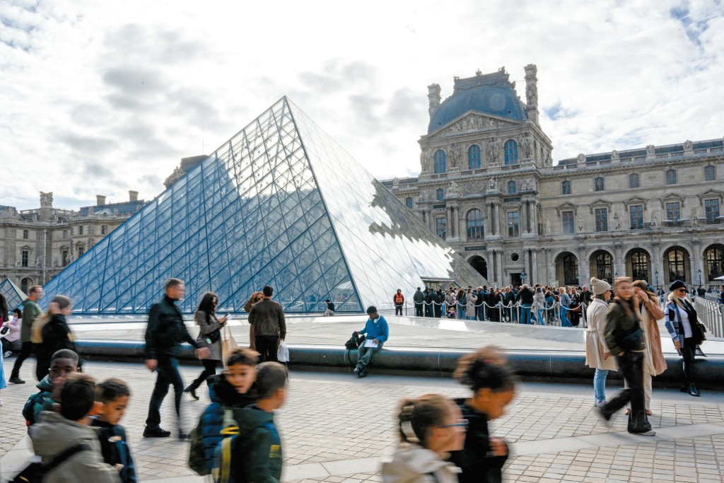 高掛在羅浮宮展廳天花位置的丹達臘黃道帶,是從埃及神廟拆下的一塊圓形浮雕,被視為古代天文與宗教的結晶。 高掛在羅浮宮展廳天花位置的丹達臘黃道帶,是從埃及神廟拆下的一塊圓形浮雕,被視為古代天文與宗教的結晶。