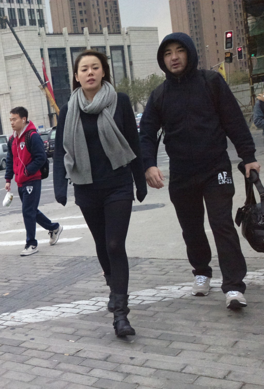 本刊直擊Eline已發展一段新同居戀情，男方年紀跟她相若，每天一起拍拖上班。