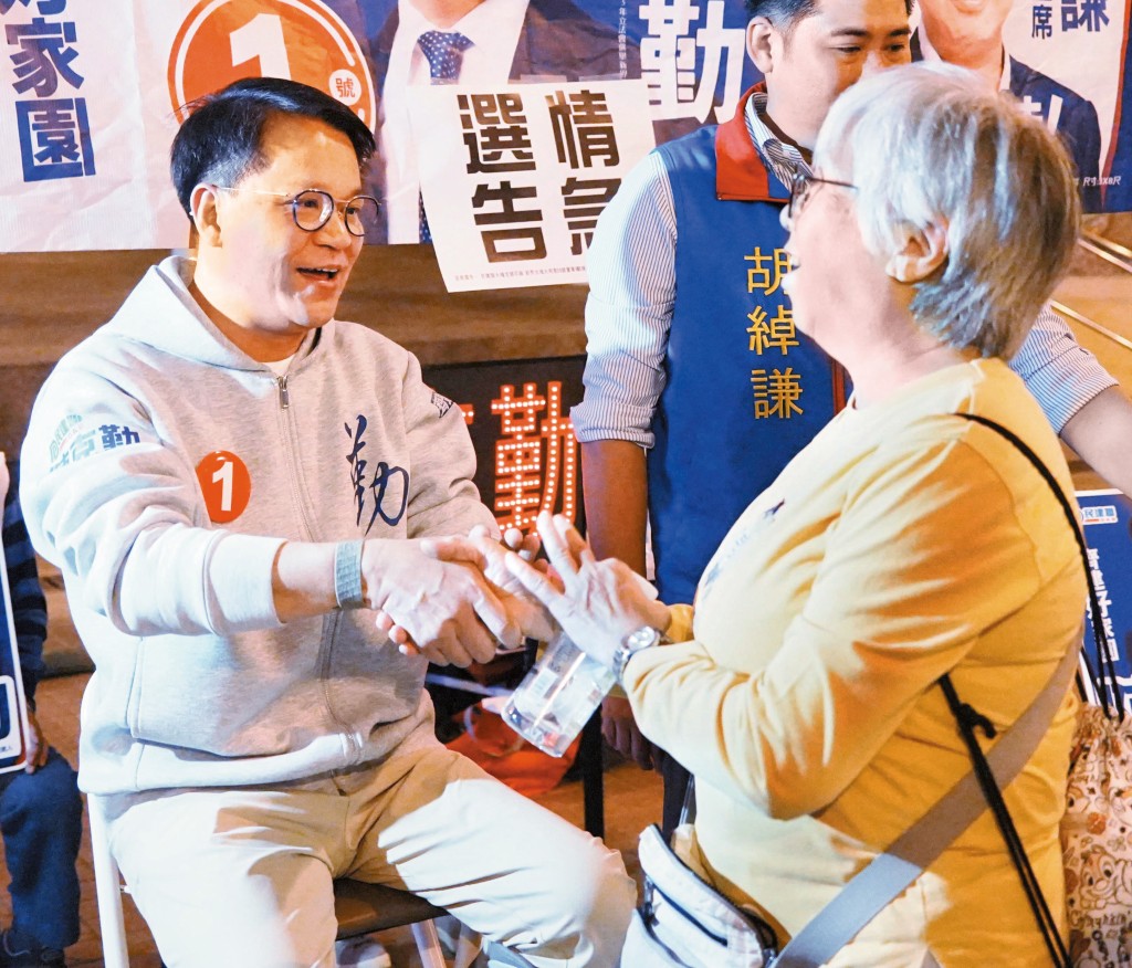 民建聯主席陳克勤(左)帶領政黨共取得二十個議席,繼續成為議會最大黨。 民建聯主席陳克勤(左)帶領政黨共取得二十個議席,繼續成為議會最大黨。