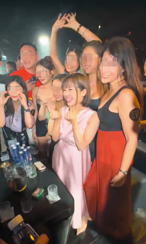 開幕當晚,有客人預早訂座酒吧枱位置,消費過萬元,才與蒼井空(中)「埋身」互動。 開幕當晚,有客人預早訂座酒吧枱位置,消費過萬元,才與蒼井空(中)「埋身」互動。
