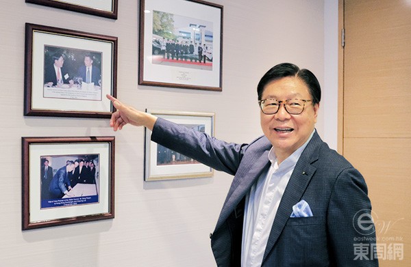 馬時亨十九年前到訪新加坡，宴會上與他為鄰的現任新加坡總理李顯龍，已說新加坡不如香港可以背靠中國大陸，須自謀出路。