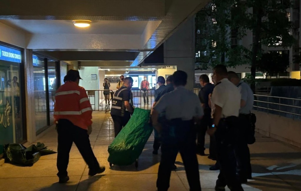 仵工到場移送遺體。 仵工到場移送遺體。