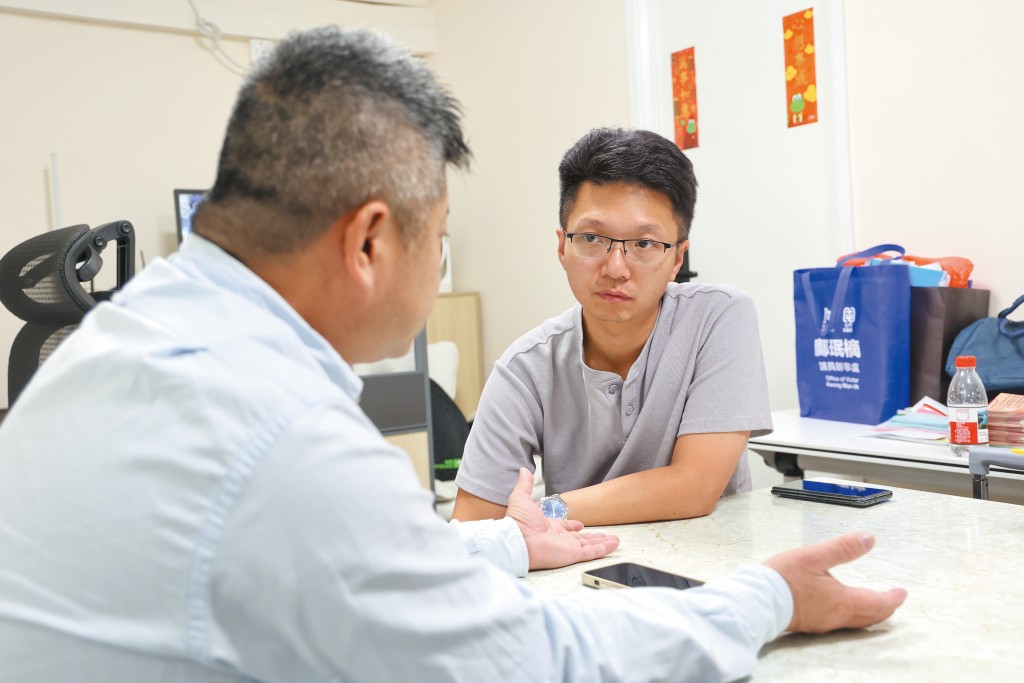 屯門區議員鄺珉樀聆聽業主及二判等多方訴求,並設法減低爆發衝突的風險。 屯門區議員鄺珉樀聆聽業主及二判等多方訴求,並設法減低爆發衝突的風險。