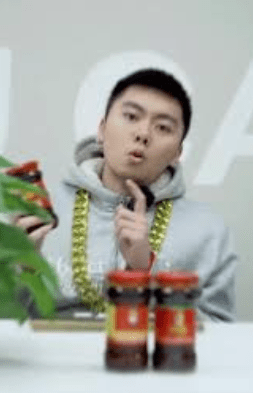 做音樂這條路也不是這麽好走,攬佬有一段時間為了糊口,亦曾在老干媽直播間擔任直播帶貨。 做音樂這條路也不是這麽好走,攬佬有一段時間為了糊口,亦曾在老干媽直播間擔任直播帶貨。