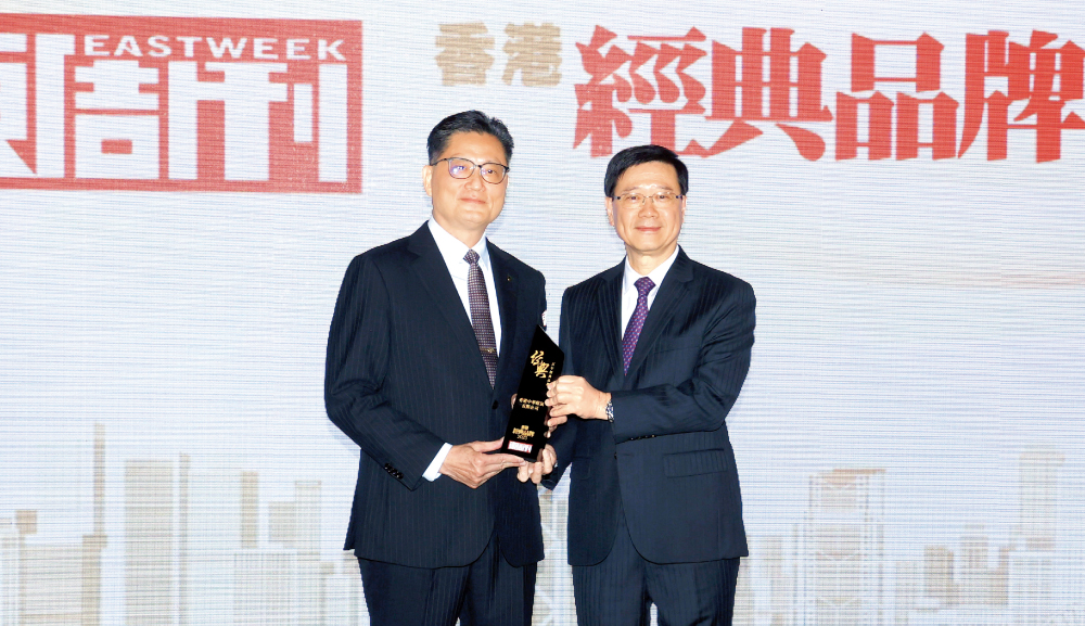 香港中華煤氣有限公司榮獲「百年經典品牌」獎項，由煤氣公司企業環境、社會及管治總監/企業事務總監楊松坤上台領獎，表示公司「由氣入氫」，為香港發光發熱。