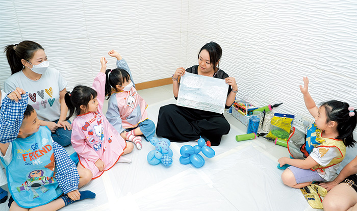 Zumi高舉自家畫的教材講故事，小朋友聽得投入之餘，亦踴躍發言。